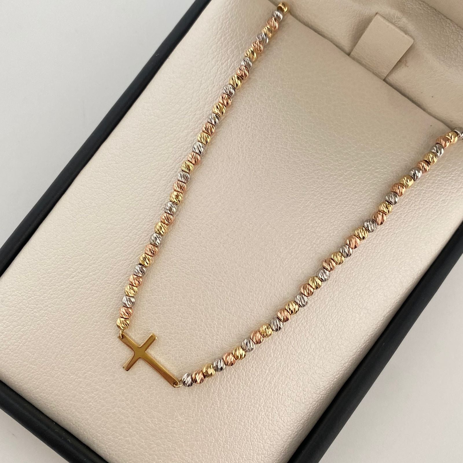 Pulso It centro cruz lisa balines diamantados Tres oros 18k +4 / 4,15 Gr / 2,55 mm / 18 Cm